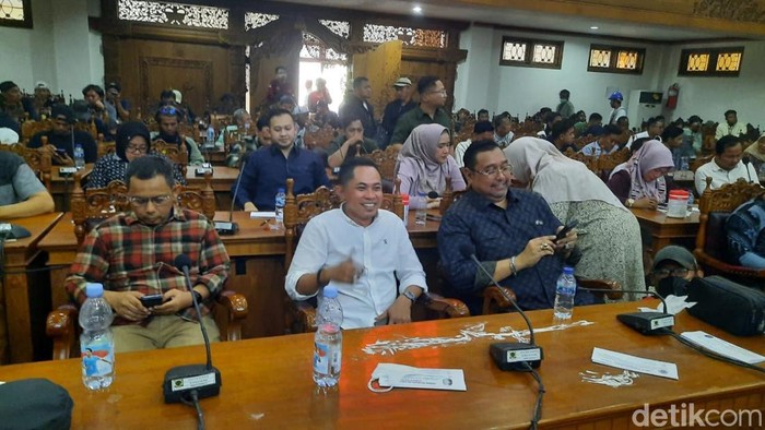 Suasana rapat paripurna DPRD Pati sepakati pansus pemakzulan Bupati Sudewo, Rabu (13/8/2025).