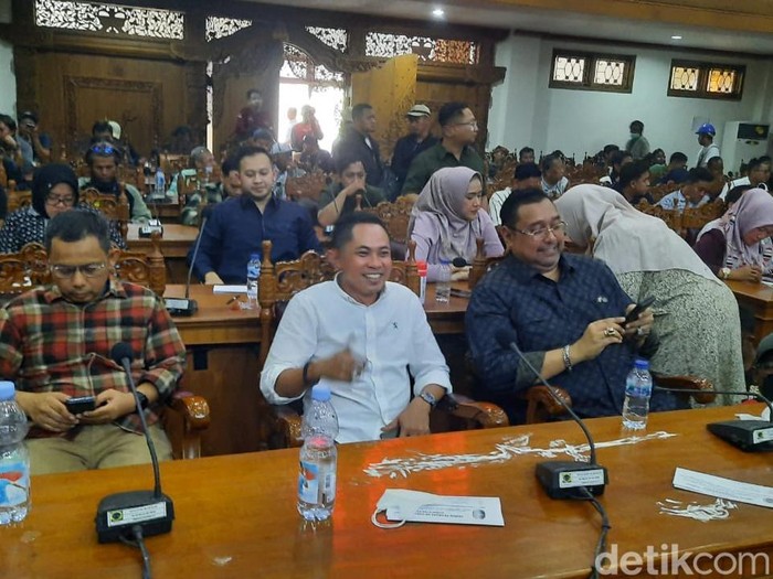 Suasana rapat paripurna DPRD Pati sepakati pansus pemakzulan Bupati Sudewo, Rabu (13/8/2025).