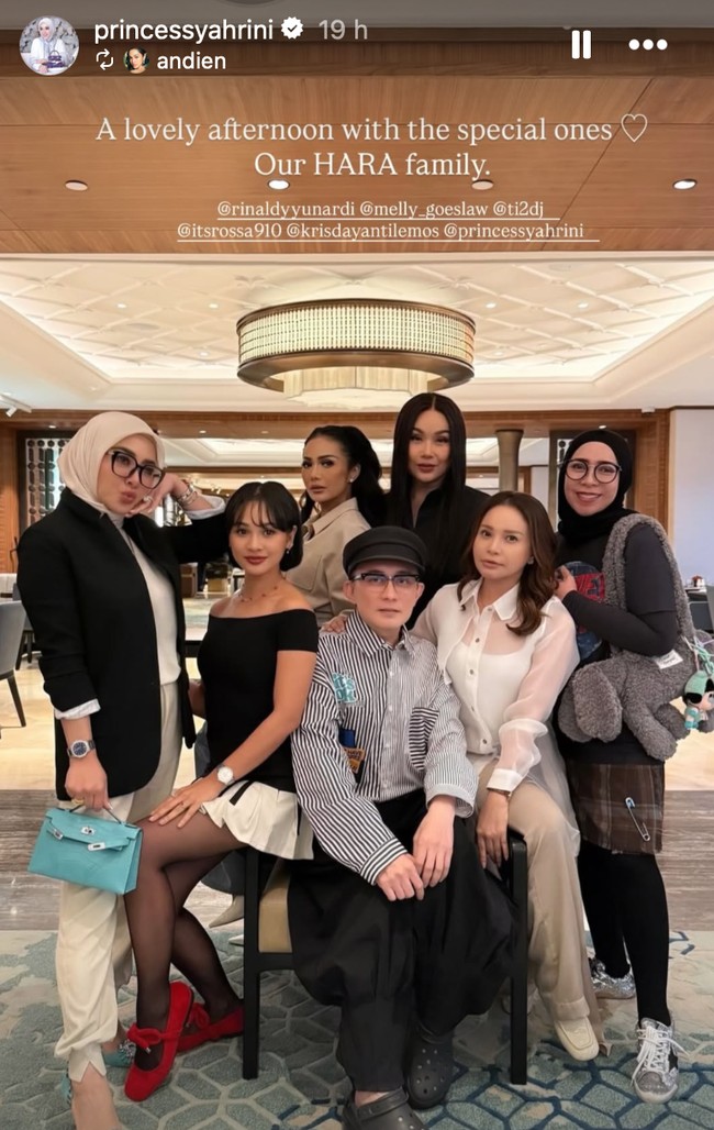 Geng HARA yang beranggotakan Syahrini, Melly Goeslaw, Rossa, Andien, Titi DJ, Krisdayanti, Rinaldy Yunardi, kembali mengadakan pertemuan. Acara kumpul bareng tersebut diadakan di salah satu restoran mewah. Foto: Instagram/@princessyahrini