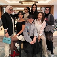 Geng HARA yang beranggotakan Syahrini, Melly Goeslaw, Rossa, Andien, Titi DJ, Krisdayanti, Rinaldy Yunardi, kembali mengadakan pertemuan. Acara kumpul bareng tersebut diadakan di salah satu restoran mewah. Foto: Instagram/@princessyahrini