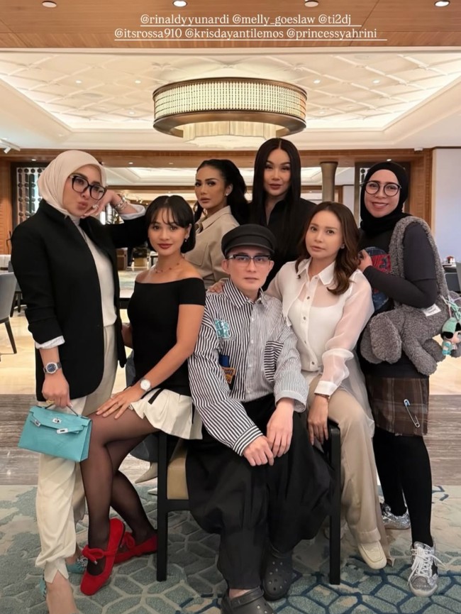 6 Foto Syahrini Kumpul Bareng Geng HARA, Ada KD Hingga Rinaldy Yunardi 6 Foto Syahrini Kumpul Bareng Geng HARA, Ada KD Hingga Rinaldy Yunardi