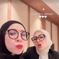 Melalui akun Instagram pribadinya, Syahrini dan para anggota geng HARA membagikan kebersamaan mereka. Pose bareng Melly Goeslaw, keduanya terlihatt kompak kenakan hijab dan kaca mata. Penampilannya pun tampak santai namun tetap stylish. Foto: Instagram/@princessyahrini