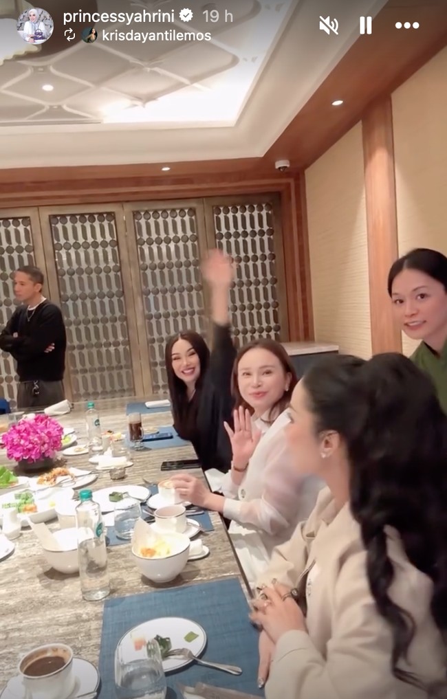 Para anggota geng HARA tampak makan siang bersama. Dalam foto terlihat Titi DJ dan Rossa yang penuh semangat melambaikan tangan ke arah kamera. Foto: Instagram/@princessyahrini