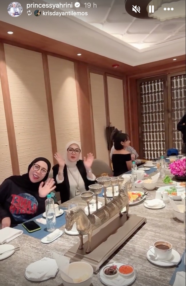 Syahrini duduk diantara Melly dan Andien. Ia tampil chic dengan blazer hitam dan kaos putih dipadukan hijab kecoklatan. Sementara Melly tampil dengan busana dominasi warna hitam. Foto: Instagram/@princessyahrini