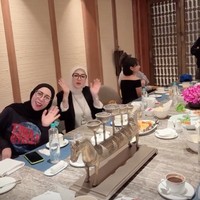 Syahrini duduk diantara Melly dan Andien. Ia tampil chic dengan blazer hitam dan kaos putih dipadukan hijab kecoklatan. Sementara Melly tampil dengan busana dominasi warna hitam. Foto: Instagram/@princessyahrini