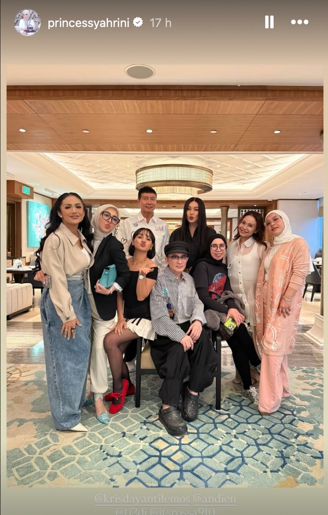 Tak hanya Syahrini, para anggota geng HARA juga tampil santai namun tetap elegan. Seperti KD, ia memadukan kemeja coklat muda dengan kancing yang terbuka dengan dalaman putih dan bawahan jeans. Sementara Rossa dengan kkemeja putih transparan, dan Andien memilih terlihat feminin kenakan atasan sabrina berpadu rok mini. Foto: Instagram/@princessyahrini