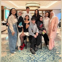 Tak hanya Syahrini, para anggota geng HARA juga tampil santai namun tetap elegan. Seperti KD, ia memadukan kemeja coklat muda dengan kancing yang terbuka dengan dalaman putih dan bawahan jeans. Sementara Rossa dengan kkemeja putih transparan, dan Andien memilih terlihat feminin kenakan atasan sabrina berpadu rok mini. Foto: Instagram/@princessyahrini
