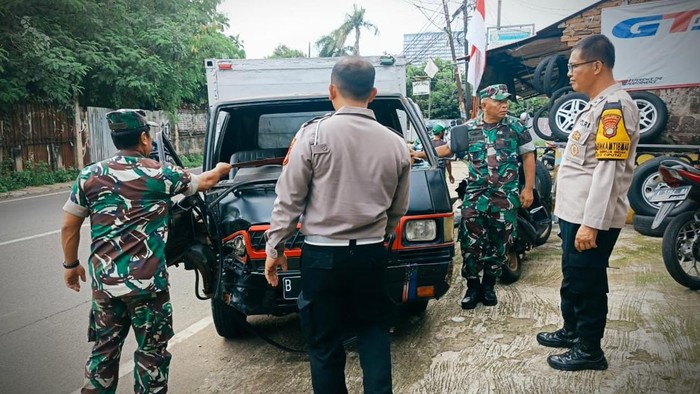 Tabrakan 2 mobil boks di Ciputat, Tangerang Selatan