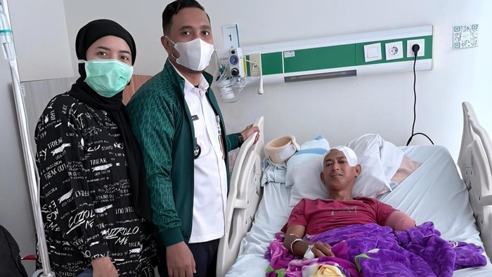 Dua petugas penanganan prasarana dan sarana umum (PPSU) Kelurahan Pejaten Timur, Jakarta Selatan (Jaksel), menjadi korban kecelakaan saat mengendarai gerobak motor. Salah satu korban bernama Ibrahim (42) diamputasi tangannya akibat kecelakaan tersebut.