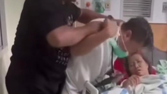Tangkap layar video saat keluarga pasien memaksa agar dokter membuka masker.