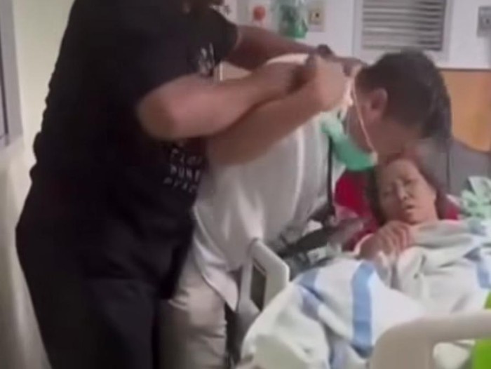 Tangkap layar video saat keluarga pasien memaksa agar dokter membuka masker.