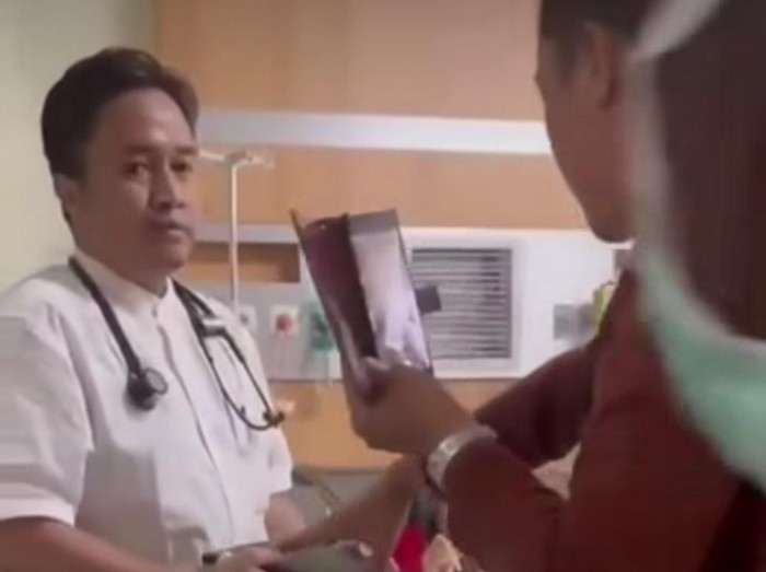 Tangkap layar video viral dokter di Muba saat dianiaya keluarga pasien.