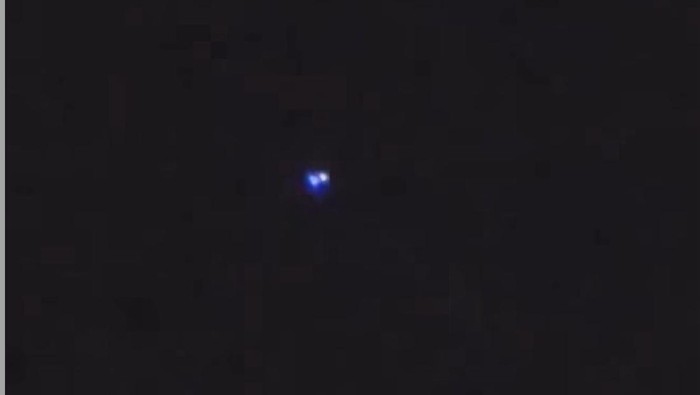 Tangkapan layar video benda bercahaya dinarasikan UFO di Pancoran Mas, Depok.