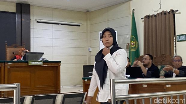 Terdakwa kasus PPDS Undip, Sri Maryani dalam persidangan di PN Semarang, Rabu (13/8/2025).