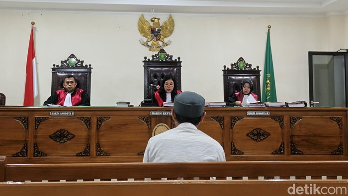 Terdakwa sindikat uang palsu, Sri Wahyudi, saat menjalani sidang putusan di PN Sungguminasa, Gowa.