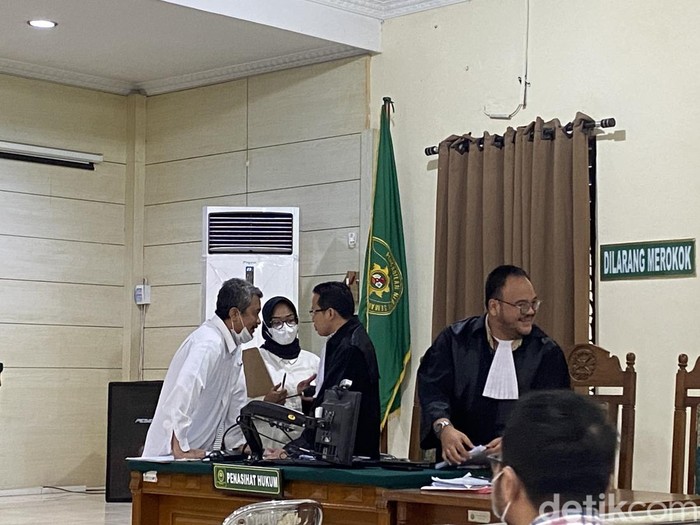 Terdakwa Taufik Eko Nugroho dan Zara Yupita Azra dalam sidang pemeriksaan saksi kasus PPDS Anestesi Undip, di PN Semarang, Rabu (13/8/2025).