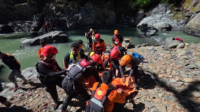 Tim SAR menemukan pria bernama Muhammad Aril (22) yang hilang terbawa arus saat berwisata di air terjun Mangapampa, Kabupaten Maros.