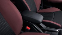 Selain dilengkapi fitur keselamatan ekstra, Toyota Urban Cruiser Taisor punya tampilan kabin yang modern. Kombinasi warna hitam dan ungu tua membuatnya terlihat elegan. Foto: Doc. Toyota Bharat.