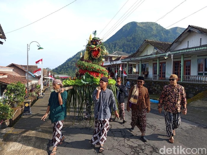 Warga melakukan kirab dalam rangkaian Saparan di Dusun Mantran Wetan, Desa Girirejo, Kecamatan Ngablak, Kabupaten Magelang menggelar Safaran, Rabu (13/8/2025).