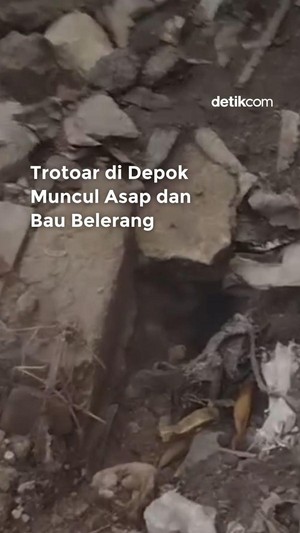 Video: Duh! Trotoar di Depok Muncul Asap-Bau Belerang 