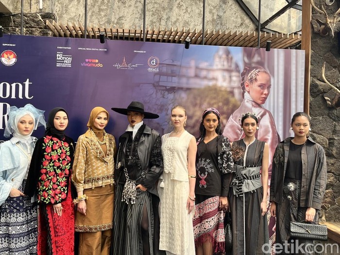 Tujuh desainer yang akan unjuk gigi di FrontRow Paris antara lain, Deden Siswanto, AM by Anggiasari Mawardi, Rumah Batik Fractal-LPS, FFF by Ferry Febby Fabry, Putri Anjani by Indina, Roemah Kebaya Vielga, dan NY by Novita Yunus. Mereka akan menampilkan keindahan koleksi wastra pada 6 September 2025 di