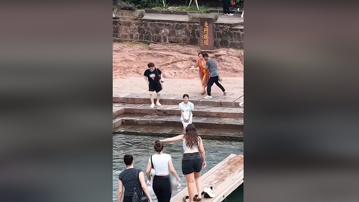Turis Spanyol tolong bocah terseret arus sungai di China