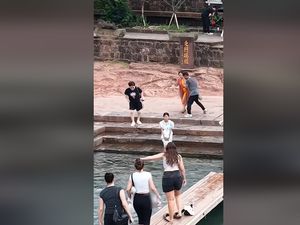 Beruntungnya Bocah Ini, Jatuh ke Sungai Diselamatkan Pelatih Renang