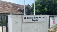 Pagar Tante Thea Snoephuis dan alamatnya terpampang di tembok pagar.