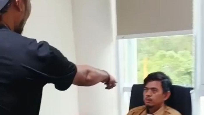 Viral pria ngaku keluar dari hutan bikin ribut di Dinas Perkim Aceh (Istimewa)
