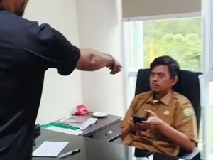 Sekelompok Orang Ngaku Keluar dari Hutan Ngamuk di Kantor Dinas Perkim Aceh