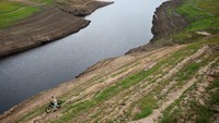 Pemandangan dari udara menunjukkan permukaan air waduk yang surut di Inggris, pada 12 Agustus 2025. Kemarau panjang memicu kekeringan parah di sejumlah wilayah. Foto: REUTERS/Phil Noble