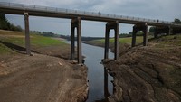 Waduk yang menyusut memperlihatkan lanskap tak biasa di musim panas Inggris. Pakar mengingatkan risiko pasokan air bersih jika kekeringan terus berlanjut. Foto: REUTERS/Phil Noble