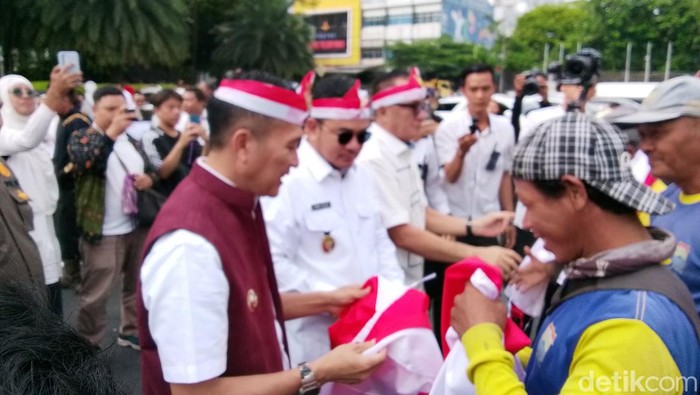 Walkot Palembang bagikan bendera merah putih ke masyarakat.
