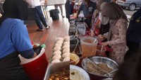 Ngaku Pelanggan Tetap, Wanita Ini Serobot Antrean Nasi Lemak