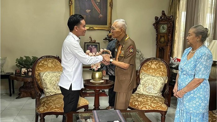 Wakil Presiden RI Gibran Rakabuming Raka menyambangi kediaman Wakil Presiden ke-6 RI Try Sutrisno.
