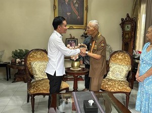 Momen Hangat Gibran dan Try Sutrisno, Gandengan hingga Cium Tangan