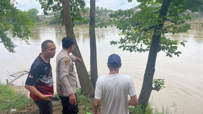Warga dan tim mencari bocah yang tenggelam di Sungai Musi, Musi Rawas.