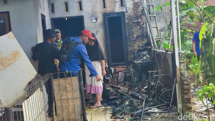 Warga sedang membereskan puing-puing kebakaran di rumah milik Dudung di Sindangrasa Ciamis.