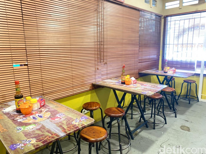 Warung Minarwati Warung Minarwati di Cipete yang menawarkan menu sop sapi lezat.
