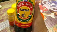 Rasa kuahnya sangat berkaldu nikmat, warnanya agak keruh karena menggunakan campuran susu dan minyak samin. Tambah nikmat ketika dicampurkan sambal dan kecap manis Sarico yang khas. Foto: Yenny Mustika Sari/detikcom