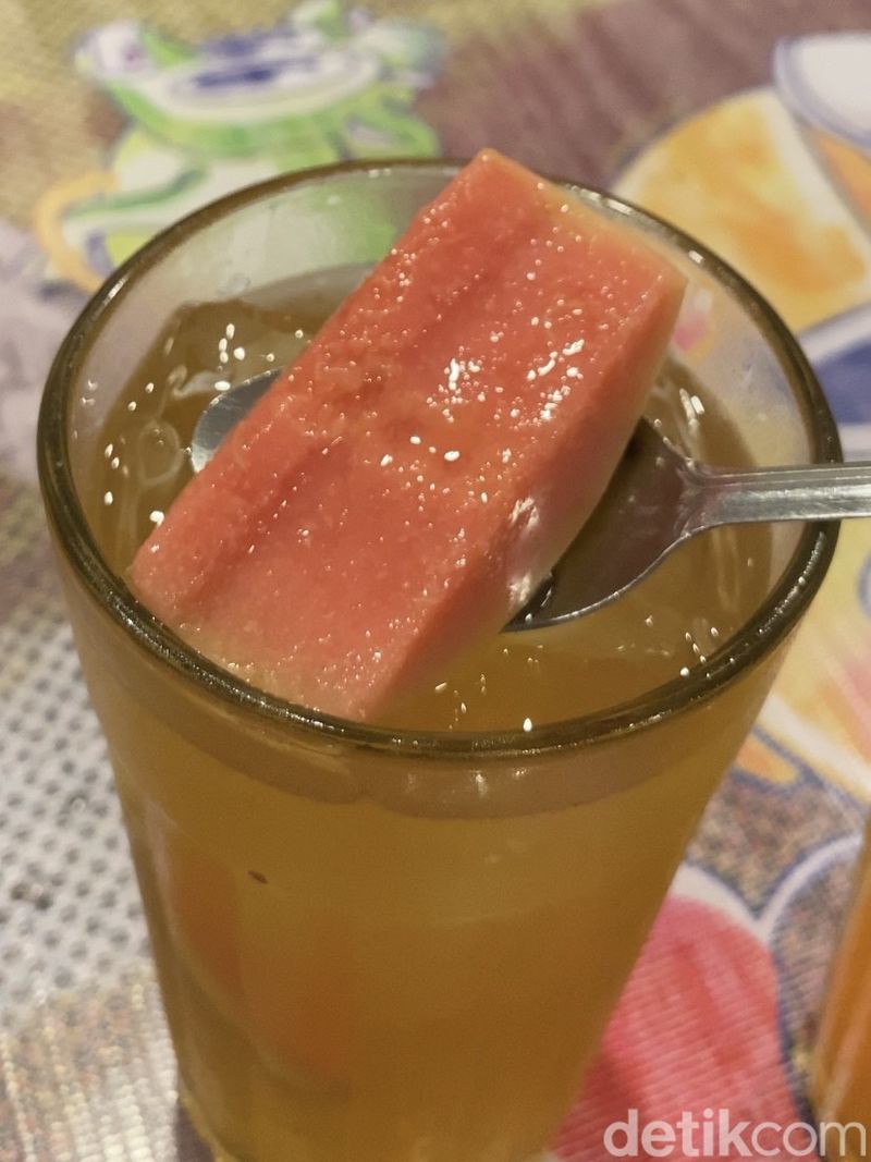 Warung Minarwati di Cipete yang menawarkan menu sop sapi lezat.