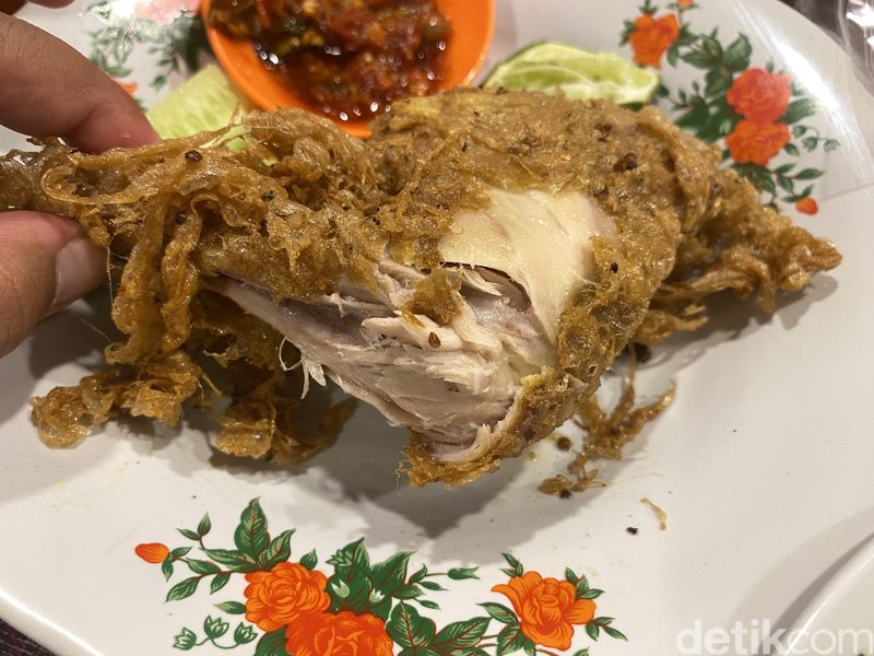 Warung Minarwati di Cipete yang menawarkan menu sop sapi lezat.