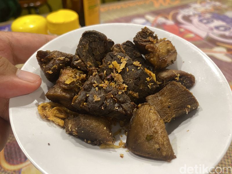 Warung Minarwati di Cipete yang menawarkan menu sop sapi lezat.