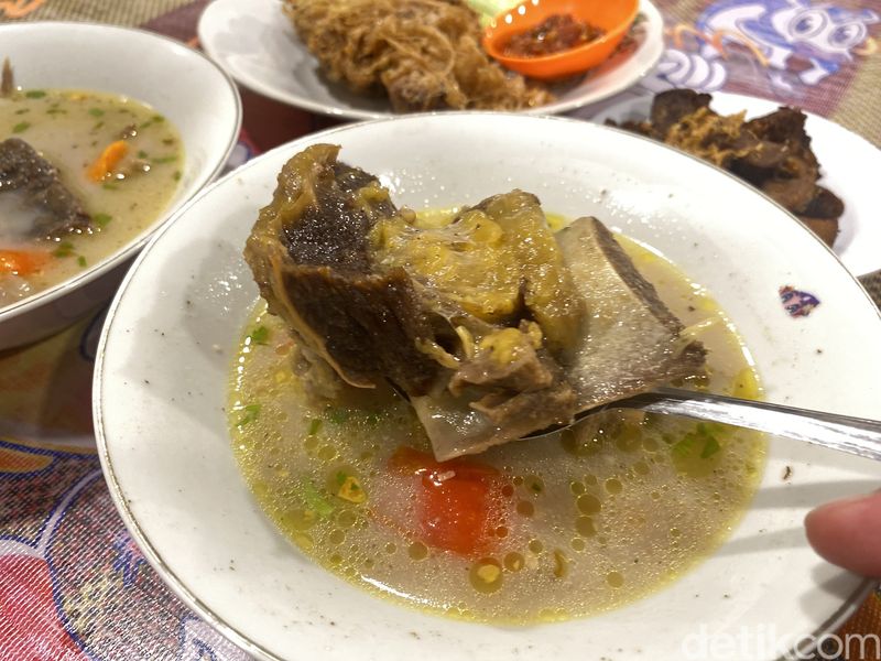 Warung Minarwati di Cipete yang menawarkan menu sop sapi lezat.