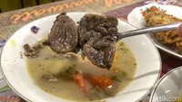 Sop daging sapi dibanderol Rp 45.000, isinya berupa irisan daging sapi yang empuk dengan tambahan potongan kentang, wortel, taburan bawang putih goreng dan cincangan daun seledri. Foto: Yenny Mustika Sari/detikcom