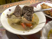 Warung Minarwati: Dari Jogja ke Cipete! Sop Daging dan Ayam Selimut Telur Nikmat