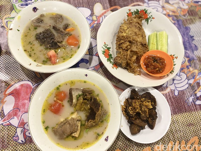 Warung Minarwati di Cipete yang menawarkan menu sop sapi lezat.