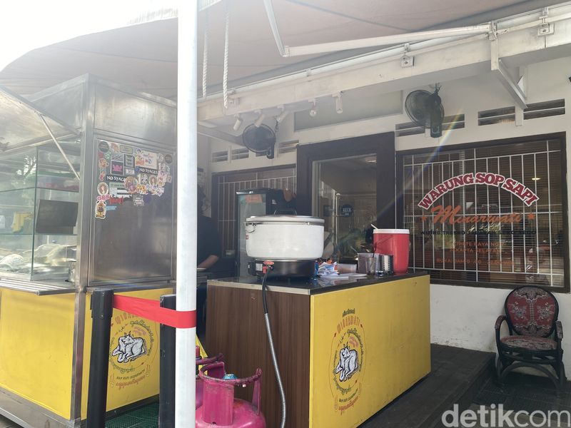 Warung Minarwati di Cipete yang menawarkan menu sop sapi lezat.