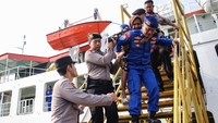 Pada Kamis (14/8/2025), penumpang yang dievakuasi tiba di Pelabuhan Gresik, Jawa Timur. Beberapa di antaranya terlihat digendong petugas kepolisian untuk mempermudah proses evakuasi. ANTARA FOTO/Rizal Hanafi 
