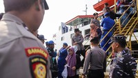 Seluruh penumpang berhasil dievakuasi tanpa korban jiwa. Tim gabungan dari kepolisian, TNI AL, dan Basarnas dikerahkan untuk membantu proses penyelamatan di tengah malam. ANTARA FOTO/Rizal Hanafi 